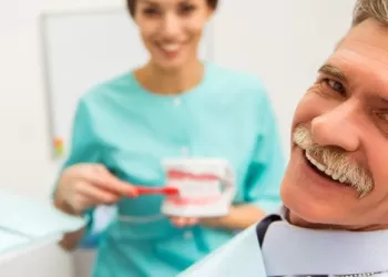 Protez Diş Bakımı Nasıl Yapılır?