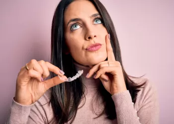 Clear Correct Şeffaf Plak Tedavisi Nedir?