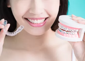 Diş Teli ile İnvisalign Şeffaf Plak Tedavisi Karşılaştırması