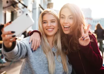 Selfie Çekerken Nasıl Daha Güzel Gülümseyebilirsiniz?