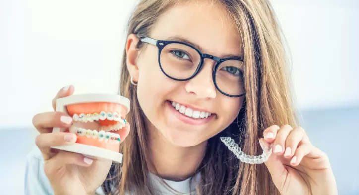 Invisalign mi Diş Teli mi? Sizin İçin En İyisi Hangisi?