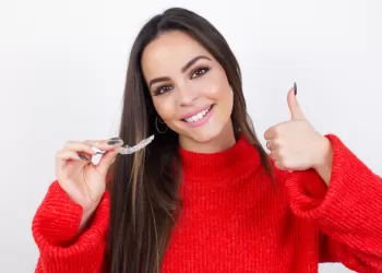 Invisalign Şeffaf Plak Tedavisi Hakkında Merak Edilenler